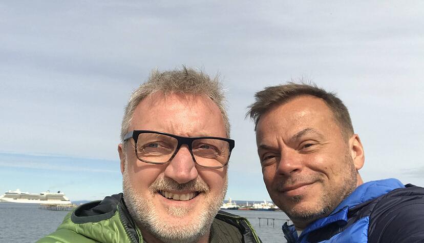 Matthias (links) und Thomas Zinser harren auf dem Kreuzfahrtschiff aus. Foto: privat Matthias (links) und Thomas Zinser harren auf dem Kreuzfahrtschiff aus. Foto: privat