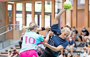 Die Neckarsulmerinnen um Lynn Knippenborg (re.) wollen sich nicht länger mit dem Platz hinter Metzingen zufrieden geben.
Foto: Andreas Veigel Die Neckarsulmerinnen um Lynn Knippenborg (re.) wollen sich nicht länger mit dem Platz hinter Metzingen zufrieden geben.
Foto: Andreas Veigel