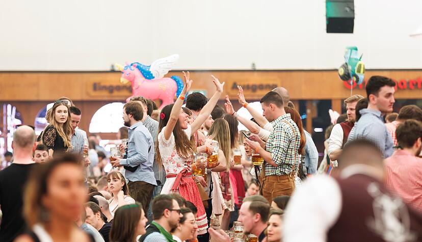 Vor dem offiziellen Fassanstich in «Grandls Hofbräuzelt» feiern bereits erste Gäste in dem Festzelt. Vor dem offiziellen Fassanstich in «Grandls Hofbräuzelt» feiern bereits erste Gäste in dem Festzelt.