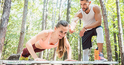 Functional Training ist nicht an einen bestimmten Ort gebunden. Wer mag, kann die Übungen gerne unter freiem Himmel praktizieren. Functional Training ist nicht an einen bestimmten Ort gebunden. Wer mag, kann die Übungen gerne unter freiem Himmel praktizieren.