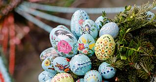 In der Osterzeit sind viele Brunnen aufwendig geschm&uuml;ckt. (Archivbild)