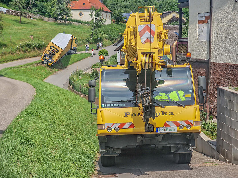 In Haßmersheim droht der Lkw-Anhänger am Abhang zu kippen. Ein Schwerlastkran soll helfen. In Haßmersheim droht der Lkw-Anhänger am Abhang zu kippen. Ein Schwerlastkran soll helfen.