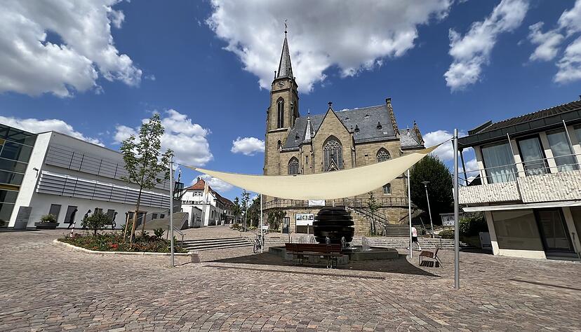 Die Bad Rappenauer Innenstadt ist bei Hitze fast leer. Der Grund: Der Kirchplatz heizt sich auf, es fehlt an Schatten. Die Stadt versucht, dem mit einem Sonnensegel am Brunnen entgegenzuwirken. Dort steht auch ein öffentlicher Frischwasserspender. Die Bad Rappenauer Innenstadt ist bei Hitze fast leer. Der Grund: Der Kirchplatz heizt sich auf, es fehlt an Schatten. Die Stadt versucht, dem mit einem Sonnensegel am Brunnen entgegenzuwirken. Dort steht auch ein öffentlicher Frischwasserspender.