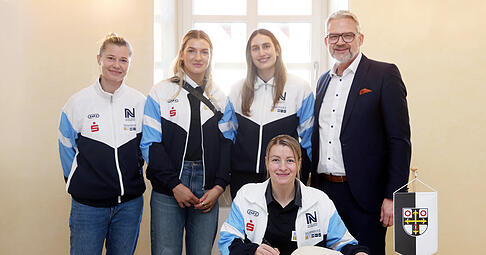 Kamila Kordovsk&aacute;, Paulina Uscinowicz, Lena Ivancok (von links) und Antje D&ouml;ll (sitzend) trugen sich im Beisein von Oberb&uuml;rgermeister Steffen Hertwig ins G&auml;stebuch der Stadt Neckarsulm ein. Die Spielerinnen der Sport-Union hatten ihre jeweiligen Heimatl&auml;nder bei der vergangenen Handball-Weltmeisterschaft vertreten.