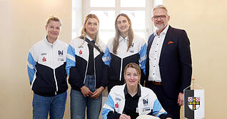 Kamila Kordovsk&aacute;, Paulina Uscinowicz, Lena Ivancok (von links) und Antje D&ouml;ll (sitzend) trugen sich im Beisein von Oberb&uuml;rgermeister Steffen Hertwig ins G&auml;stebuch der Stadt Neckarsulm ein. Die Spielerinnen der Sport-Union hatten ihre jeweiligen Heimatl&auml;nder bei der vergangenen Handball-Weltmeisterschaft vertreten.