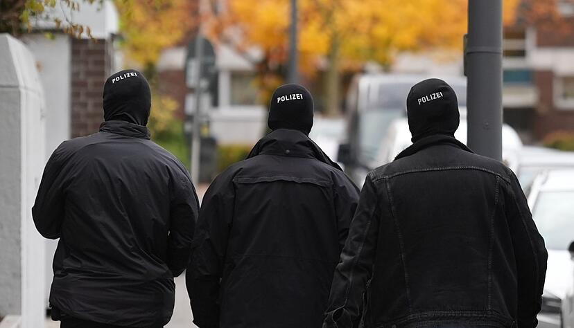 In drei Bundesländern gab es Razzien. In drei Bundesländern gab es Razzien.