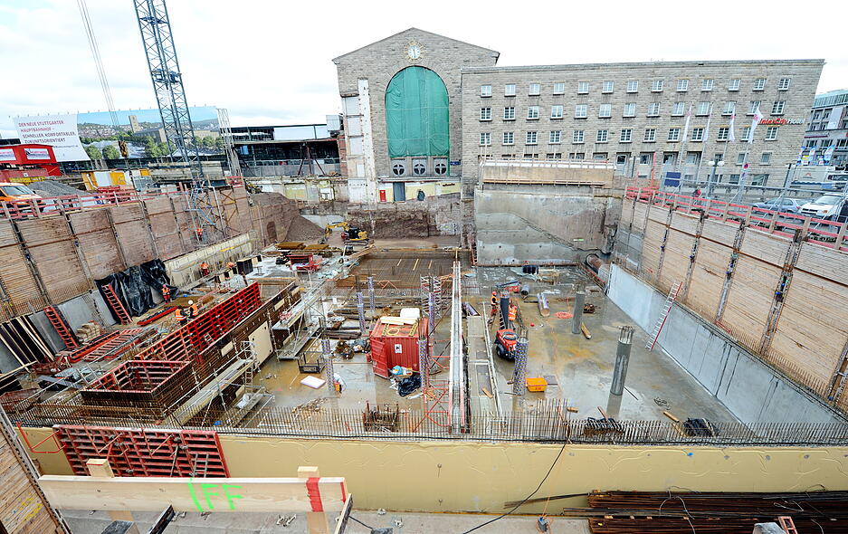 Meilenstein beim Großprojekt: Vor dem Hauptbahnhof in Stuttgart wird an einem unterirdischen Technikgebäude für das Großprojekt Stuttgart 21 gearbeitet. Diese Aufnahme stammt vom Am 5. Februar 2013. Meilenstein beim Großprojekt: Vor dem Hauptbahnhof in Stuttgart wird an einem unterirdischen Technikgebäude für das Großprojekt Stuttgart 21 gearbeitet. Diese Aufnahme stammt vom Am 5. Februar 2013.
