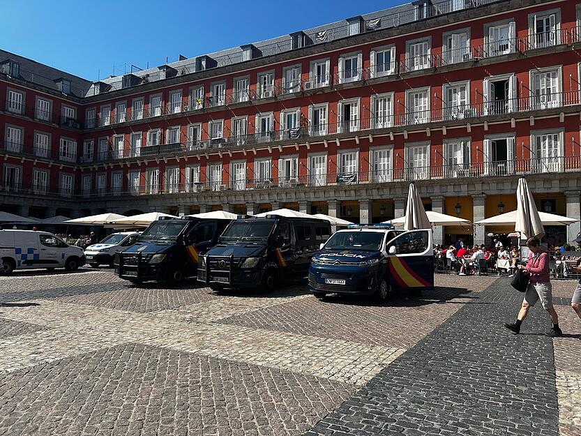 Vor Champions-League-Spiel: VfB-Fans und -Promis auf der Plaza Major in Madrid – die Polizei marschiert auf.