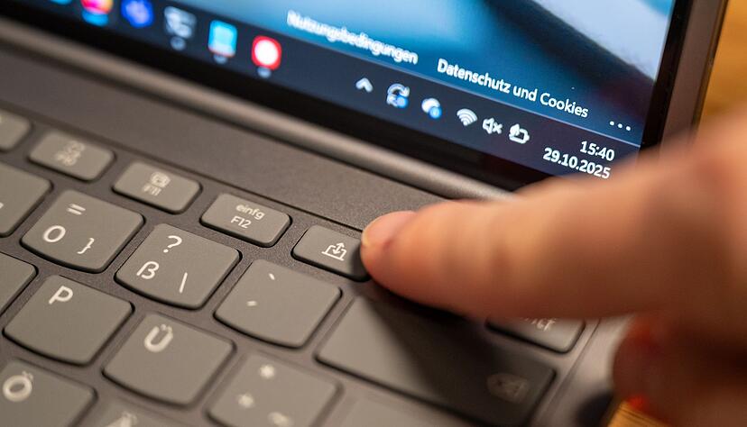 Ein Knopfdruck und das Thinkbook Plus G6 Rollable f&auml;hrt binnen 7 Sekunden noch einmal halb so viel Bildschirm aus dem Ger&auml;t.