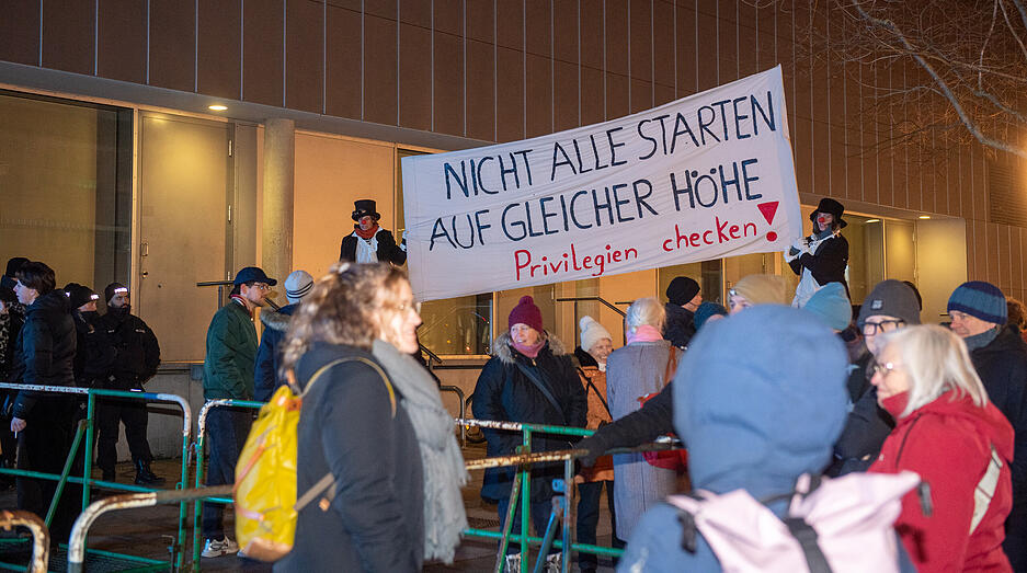 Bevor die AfD ihre Botschaften an die Besucher der Wahlveranstaltung in Heilbronn loswird, zeigen die Demonstranten vor der Harmonie ihre Haltung. Bevor die AfD ihre Botschaften an die Besucher der Wahlveranstaltung in Heilbronn loswird, zeigen die Demonstranten vor der Harmonie ihre Haltung.
