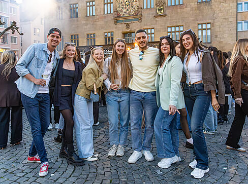 Schon um 15 Uhr startete das  Event &bdquo;TEAL. x Ratskeller&ldquo; auf dem Marktplatz.