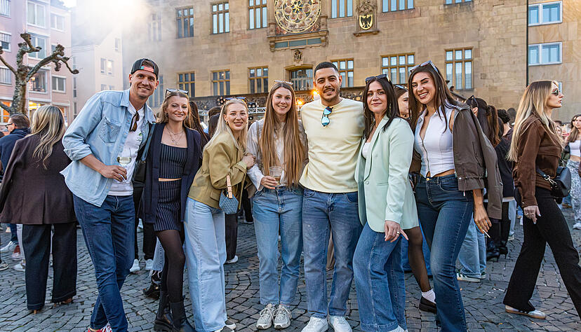 Schon um 15 Uhr startete das  Event &bdquo;TEAL. x Ratskeller&ldquo; auf dem Marktplatz.