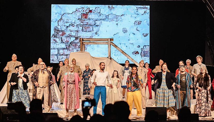 Ist das kulturelle Highlight der BUGA 23: das Joy-Fleming-Musical "Ein Lied kann eine Brücke sein".
Foto: BUGA/ Sebastian Weindel Ist das kulturelle Highlight der BUGA 23: das Joy-Fleming-Musical "Ein Lied kann eine Brücke sein".
Foto: BUGA/ Sebastian Weindel
