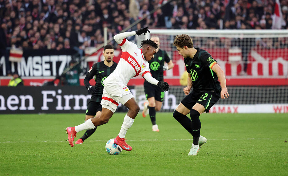 Nachdem der VfB in der 72. Minute durch Nick Woltemade in Führung ging, verlor Justin Diehl gegen Wolfsburgs Mattias Svanberg den Ball und die Gäste erzielten den Ausgleich (77.).