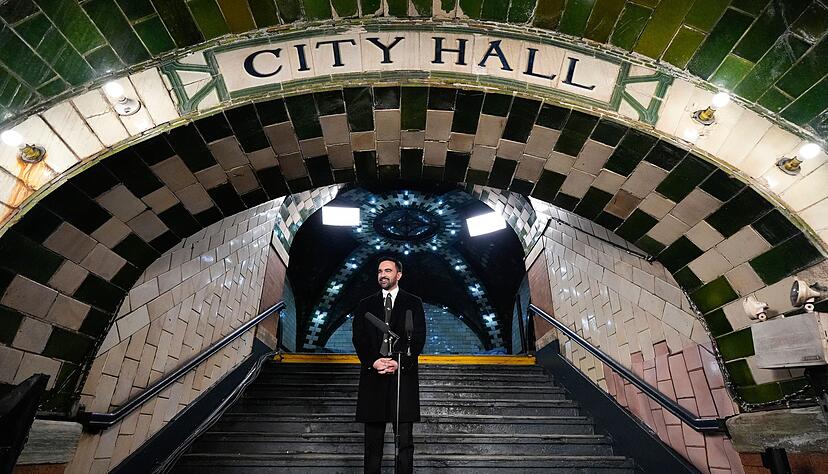 Der New Yorker B&uuml;rgermeister Zohran Mamdani spricht nach seiner Vereidigung in der U-Bahn-Station Old City Hall.