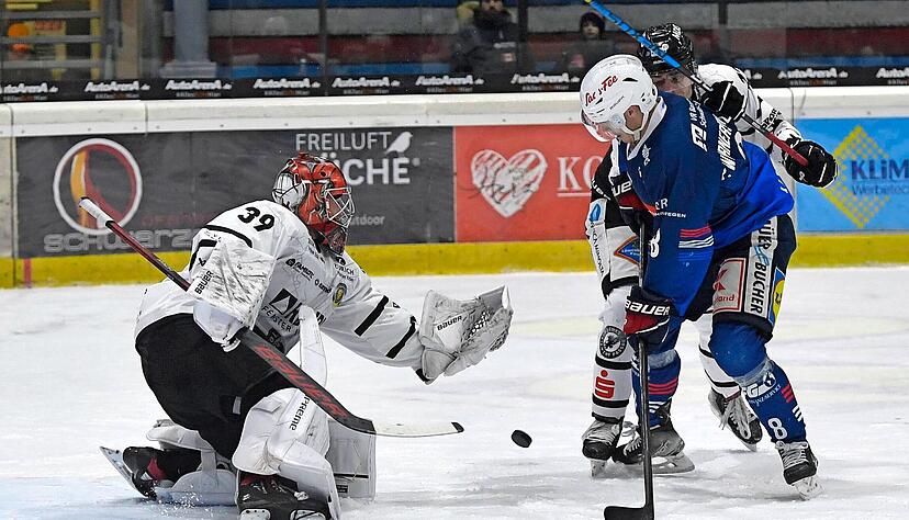 Pontus Wernerson Lib&auml;ck (Mitte) traf gegen die Passau Black Hawks mit Goalie Jakub Urbisch (links) doppelt. 
Foto: Mario Berger