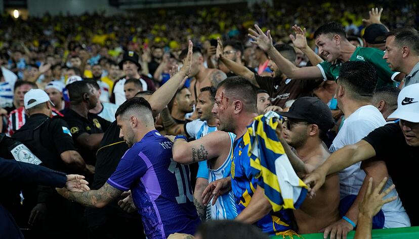 Beim WM-Qualifikationsspiel zwischen Brasilien und Argentinien im November kam es zu heftigen Tumulten auf den Rängen des Maracanã-Stadions.