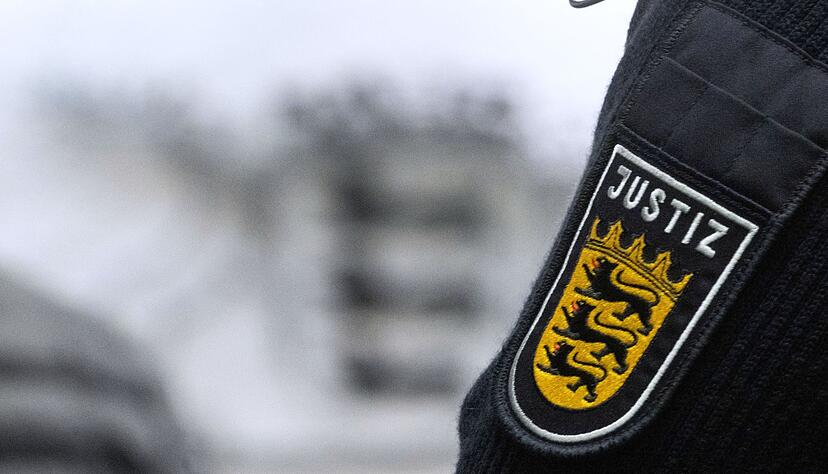 Ein mutmaßlicher Einbrecher soll nach Überzeugung der Stuttgarter Staatsanwaltschaft bei einem Einbruch ein schlafendes Mädchen attackiert und schwer verletzt haben.(Illustration) Ein mutmaßlicher Einbrecher soll nach Überzeugung der Stuttgarter Staatsanwaltschaft bei einem Einbruch ein schlafendes Mädchen attackiert und schwer verletzt haben.(Illustration)