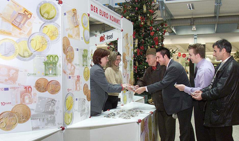 17. Dezember 2001: Banken verkaufen vor Weihnachten Starter-Kits, S&auml;ckchen mit Euro und Centst&uuml;cken.