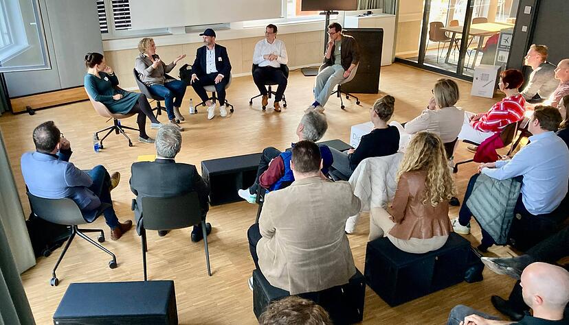 Dennis Kline (mit Baseballmütze) unterhält sich mit seinen Gesprächspartnern im Innovationspark Ipai über KI-Themen.
Foto: Christian Gleichauf