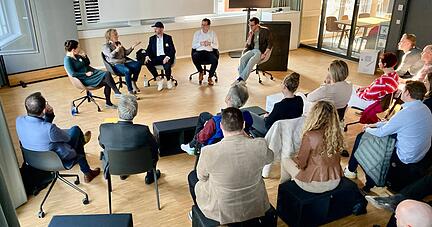 Dennis Kline (mit Baseballmütze) unterhält sich mit seinen Gesprächspartnern im Innovationspark Ipai über KI-Themen.
Foto: Christian Gleichauf