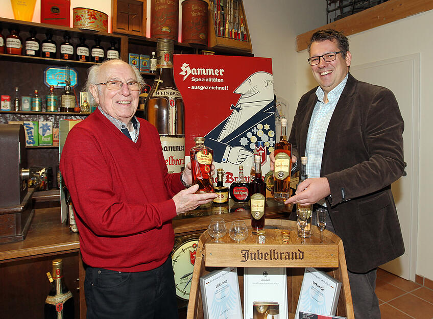 2015 hat der Offenauer Unternehmer Markus Weisser (rechts) die Kult-Marke Jubelbrand wiederbelebt. Der ehemalige Hammer-Mitarbeiter Helmut Vogel (links) kann viel aus der Historie erz&auml;hlen.