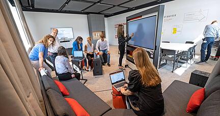 Bei W&uuml;rth in K&uuml;nzelsau k&ouml;nnen sich Mitarbeiter in Gruppenr&auml;umen treffen, um an Projekten zu arbeiten. Foto: W&uuml;rth