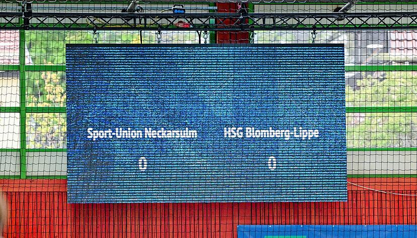 Weil sich Schiedsrichter- und Hallen-Technik in die Quere kamen, musste improvisiert werden. Eine Spielzeit-Anzeige entfiel, das Ergebnis wurde auf der Videotafel angezeigt. Besser als vor dem Anwurf wurde es für die Sport-Union aber nicht.