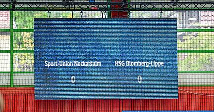 Weil sich Schiedsrichter- und Hallen-Technik in die Quere kamen, musste improvisiert werden. Eine Spielzeit-Anzeige entfiel, das Ergebnis wurde auf der Videotafel angezeigt. Besser als vor dem Anwurf wurde es für die Sport-Union aber nicht.
Foto: C. Kunz