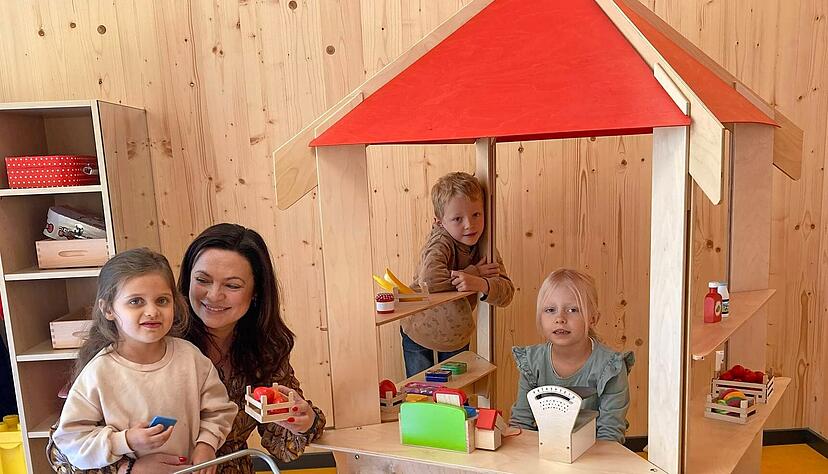 Vera Herrmann leitet den Kindergarten "Wuselhütte", der nach nur wenigen Wochen Bauzeit gegenüber des bestehenden Kindergartens gebaut worden ist. Seit September spielen dort die Kinder, Sonntag wurde Einweihung gefeiert.
Fotos: Tscherwitschke