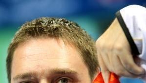 Jochen Wollmert hat die Goldmedaille in der Hand.
