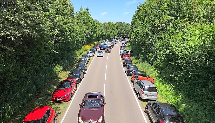 Auto an Auto entlang der Kreisstraße oder auf dem Mittelstreifen, wildes Parken auf Feldwegen, Wiesen, Äckern und in den Weinbergen: Das soll es künftig im Umfeld des Breitenauer Sees nicht mehr geben. Auto an Auto entlang der Kreisstraße oder auf dem Mittelstreifen, wildes Parken auf Feldwegen, Wiesen, Äckern und in den Weinbergen: Das soll es künftig im Umfeld des Breitenauer Sees nicht mehr geben.