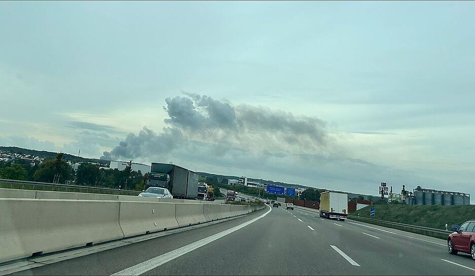 Auf der A6 ist eine hohe Rauchwolke f&uuml;r die Autofahrer zu sehen, die zwischen Bad Rappenau und Sinsheim-Steinsfurt unterwegs sind.