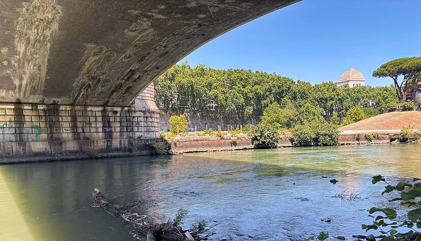 Wer will hier ins Wasser? Das Schwimmen im Tiber soll k&uuml;nftig wieder m&ouml;glich sein.