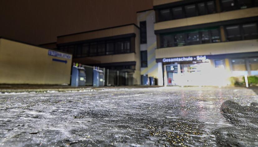 Am Morgen war es an vielen Orten spiegelglatt. An vielen Schulen fiel der Pr&auml;senzunterricht aus.