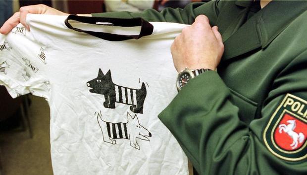 Ein Polizeibeamter führt einen Muster-Schlafanzug vor, wie der kleine Dennis ihn in der Nacht seiner Entführung getragen hat. (Archivbild)