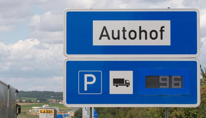 Ein Hinweisschild mit der Aufschrift &laquo;Autohof&raquo; steht auf der Autobahn 6 bei Bad Rappenau (Baden-W&uuml;rttemberg).
