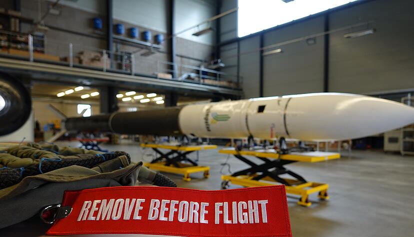 Die H&ouml;henforschungsrakete SR75 in der Konstruktions- und Lagerhalle in Neuenstadt: Jetzt wird sie auf den Weg geschickt.