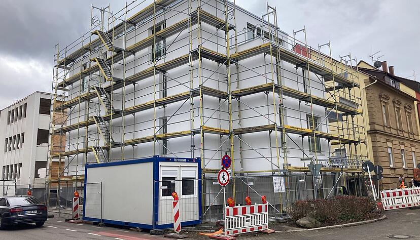 An dem Wohnbau in der Wollhausstraße in Heilbronn wird gearbeitet, es soll noch in diesem Jahr fertig werden.