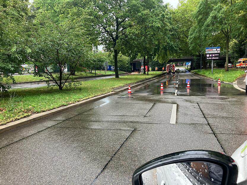 Der Verkehr Richtung Innenstadt wurde über den Fahrradweg umgeleitet. Stadtauswärts war die Straße während des Einsatzes gesperrt.