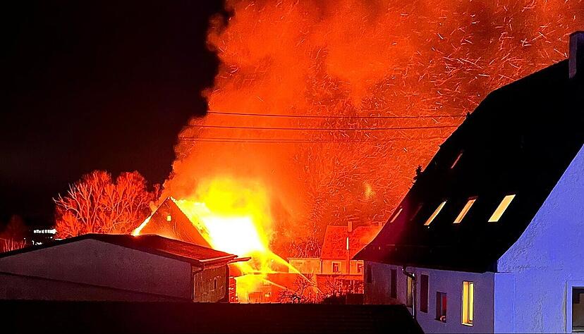 Die Feuerwehr bekämpft am späten Montagabend Flammen, die aus der Scheune in Eppingen-Mühlbach schlagen.