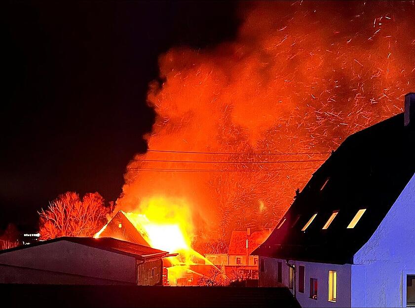 Die Feuerwehr bekämpft am späten Montagabend Flammen, die aus der Scheune in Eppingen-Mühlbach schlagen. Die Feuerwehr bekämpft am späten Montagabend Flammen, die aus der Scheune in Eppingen-Mühlbach schlagen.