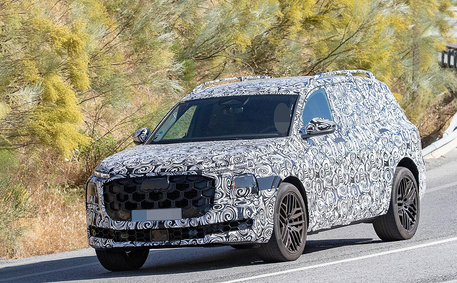 Im Erlkönig-Look ist der Prototyp des SUV Q9 bereits auf den Straßen unterwegs. Audi will das neue Modell 2026 auf den Markt bringen.