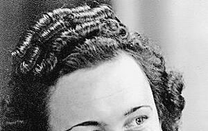 Frieda-Maria Fichter: Anfang der 1940er und 2002 bei ihrer goldenen Hochzeit. Frieda-Maria Fichter: Anfang der 1940er und 2002 bei ihrer goldenen Hochzeit.