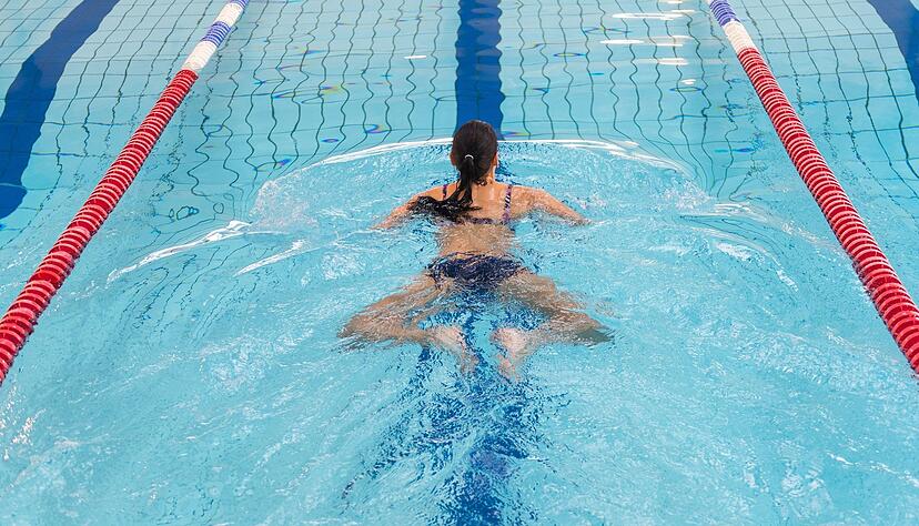 Eine Angewohnheit, die sich beim Brustschwimmen bei vielen Menschen einschleicht: Sie bewegen die Beine zeitversetzt. Eine Angewohnheit, die sich beim Brustschwimmen bei vielen Menschen einschleicht: Sie bewegen die Beine zeitversetzt.