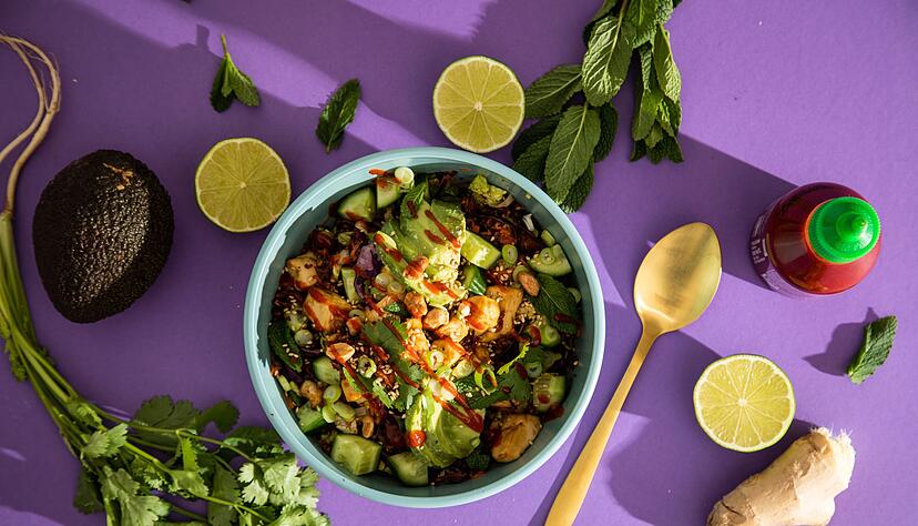 Wenn das nicht Appetit macht: Für einen Crispy Rice Salad wird Reis im Ofen knusprig gebacken und mit Gemüse und einem leckeren Dressing vermischt.