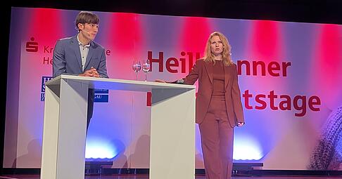 Kilian Kleine und Pia Uhrenbacher informierten die 340 Besucher in der Kreissparkasse Heilbronn über die Fallstricke beim digitalen Erbe. Kilian Kleine und Pia Uhrenbacher informierten die 340 Besucher in der Kreissparkasse Heilbronn über die Fallstricke beim digitalen Erbe.