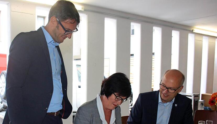 Unterschrift: Margit und Armin H&auml;fele (links), Thomas Kn&ouml;dler.Foto: Barth