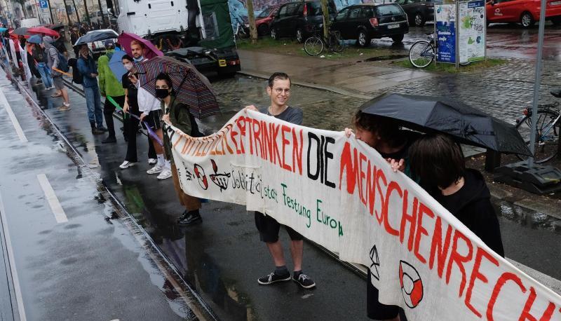 Auch in Leipzig gab es eine Menschenkette - trotz des Regens.