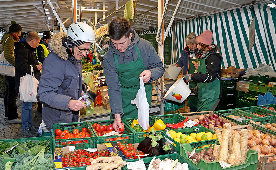 Ob frisches Obst und Gemüse, besonderer Käse, Fleisch oder Fisch – viele Menschen kaufen die regionalen Produkte gerne auf dem Heilbronner Wochenmarkt ein – auch kurz vor Weihnachten am Samstag, den 21. Dezember 2024. Ob frisches Obst und Gemüse, besonderer Käse, Fleisch oder Fisch – viele Menschen kaufen die regionalen Produkte gerne auf dem Heilbronner Wochenmarkt ein – auch kurz vor Weihnachten am Samstag, den 21. Dezember 2024.